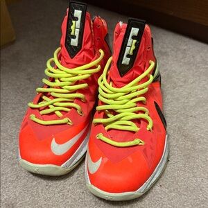 NIKE LEBRON 10 GS 'BRIGHT CRIMSON Size 11M